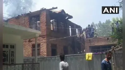 जम्मू कश्मीर के पुलवामा में सुरक्षा बलों ने दो आतंकियों को मार गिराया