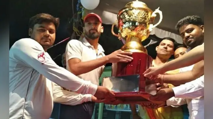 छत्तरपुर प्रीमियर लीग कप पर आरा मशीन क्रिकेट टीम ने किया कब्जा