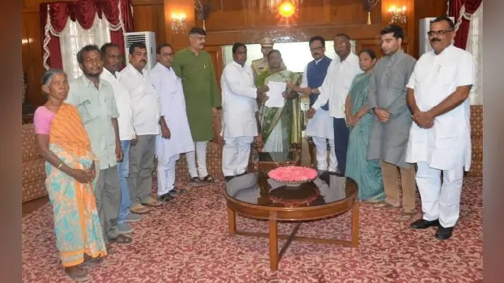आदिवासियों की जमीन पर जबरन विद्यालय बनाने को लेकर राज्यपाल से मिले नियेल तिर्की