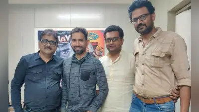 भोजपुरी फिल्म ‘पटना से पाकिस्तान 2’ के लिए प्रदीप कुमार ने निरहुआ को किया साइन