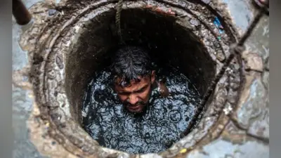 बड़ोदरा में होटल का सीवर साफ करने उतरे सात लोगों की दम घुटने से मौत