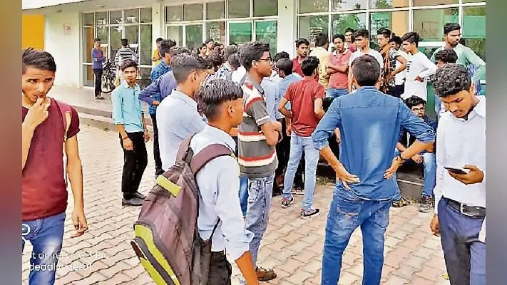 सिल्ली :निदेशक, प्राचार्य व कर्मचारियों को परिसर में पांच घंटे बंद रखा