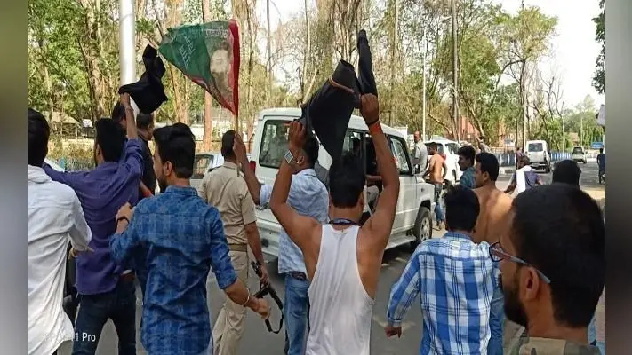 बिहार पहुंचे केंद्रीय स्वास्थ्य मंत्री का विरोध, दिखाये गये काले झंडे, कहा- चमकी बुखार का हो जल्द निदान