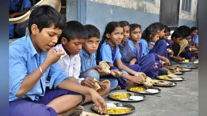 लोहरदगा के स्कूल में बच्चों की थाली से अंडा गायब, अन्य सुविधाएं भी नदारद