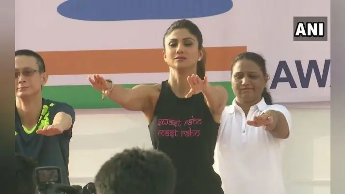 #YogaDay2019 : बॉलीवुड की फिटनेस आइकॉन शिल्पा शेट्टी ने भी किया योग, VIDEO