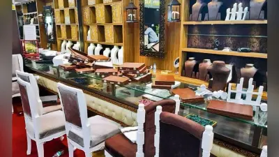 दो-दो की संख्या में ग्राहक बन पहुंचे अपराधी, अंदर की स्थिति देख बाकी साथियों को बुलाया, छोड़ी गमछी डॉग स्क्वायड सड़क पर जा कर रुकी