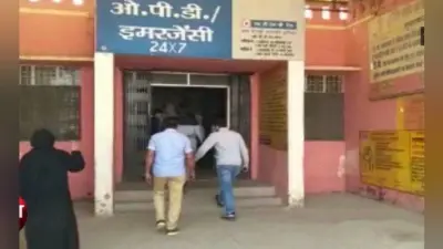 मुजफ्फरनगर में बेहोश महिला को स्वास्थ्य केंद्र में बंद कर चलते बने अधिकारी