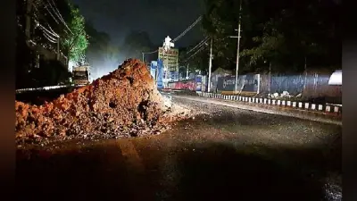 रांची : सड़क किनारे गड्ढा खोद कर छोड़ दिया, गिर कर घायल हो रहे हैं लोग, विभाग नहीं दे रहा है ध्यान