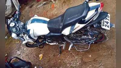 पटना :डकैती के बाद एक किलोमीटर दूर नाले के किनारे लाइनर ने छोड़ी सफेद रंग की अपाची बाइक, बुलेट का है नंबर प्लेट