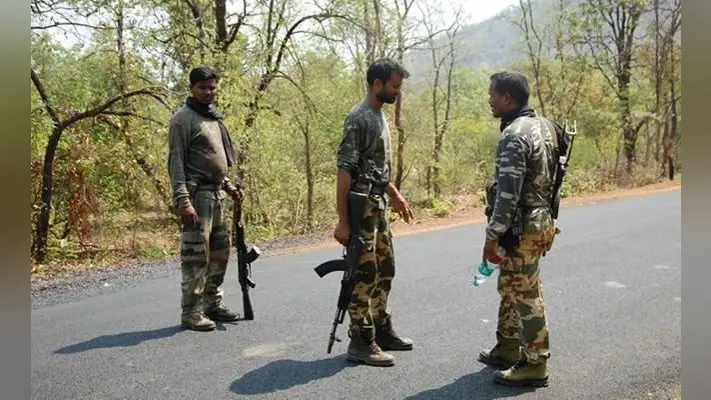 नक्सलियों से निबटने और आदिवासियों के ���रीब जाने के लिए दंतेवाड़ा के जवान सीख रहे हैं गोंडी बोली