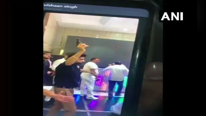 पार्टी में डांस फ्लोर पर खुलेआम की फायरिंग, दहशत में लोग, मामला दर्ज