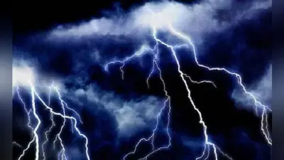 बारिश से बचने के लिए स्कूल के बरामदे में खड़े थे, वज्रपात से एक की मौत, नौ घायल