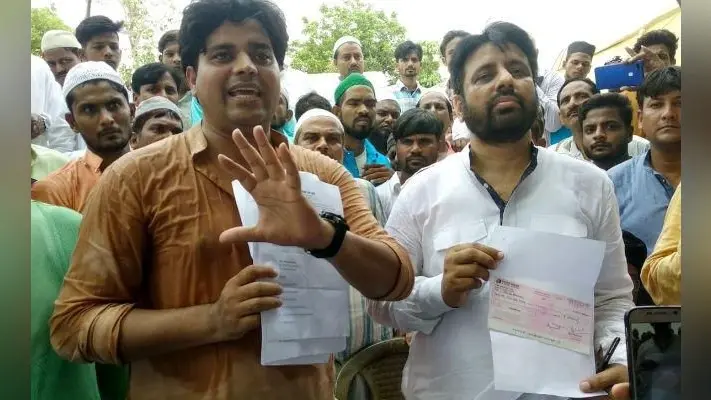 दिल्ली वक्फ बोर्ड प्रमुख पहुंचे खरसावां, तबरेज की बेवा को दिया 5 लाख का चेक व नौकरी का ऑफर