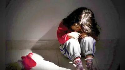 नाबालिग मुक्त करायी गयी, तीन गिरफ्तार