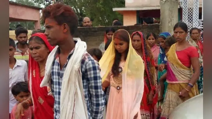 हजारीबाग : झुरझुरी में पकड़े गये प्रेमी युगल की ग्रामीणों ने करायी शादी, लड़के के घर वाले फरार