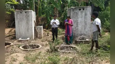 खूंटी : अधूरे शौचालयों की जांच करने के लिए डाड़ीगुटू पहुंची टीम