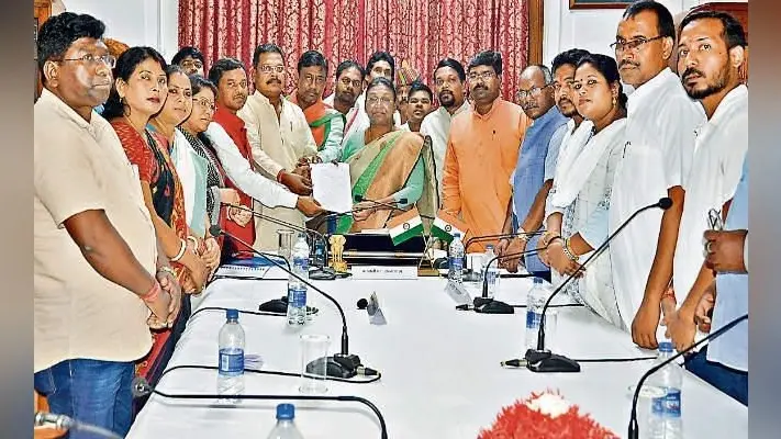 रांची : राज्यपाल से भाजपा के एसटी सांसद और विधायकों ने की मुलाकात, कहा आदिवासी जमीन से कब्जा हटाया जाये