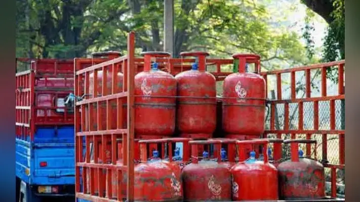 रसोई गैस सिलेंडर की कीमत में फिर उछाल, 15 माह में 321 रुपये तक बढ़े दाम, जानें कितनी मिल रही सब्सिडी