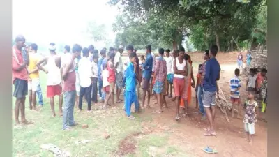 गुमला : अज्ञात अपराधियों ने किराना व्यवसायी को टांगी से काटा, स्थिति नाजुक