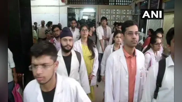 दिल्ली में ‘डॉक्टर्स डे’ से पहले मरीजों ने की डॉक्टर के साथ मारपीट, हड़ताल