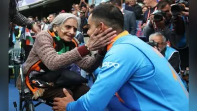 टीम इंडिया की जीत के बाद कोहली ने मैदान के बाहर भी जीता फैन्स का दिल, 87 वर्षीय महिला से लिया आशीर्वाद