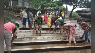 रथ मेला से पहले आदिवासी सरना विकास समिति ने की जगन्नाथ मंदिर की सीढ़ियों की सफाई