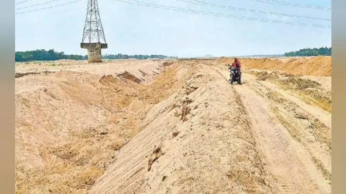फल्गु नदी के लाल बालू का खत्म हुआ काला खेल, नेपाल तक था डिमांड, आज उगे हैं घास-फूस