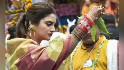 सिंदूर व मंगलसूत्र पहन कर रथयात्रा में शामिल हुईं नुसरत