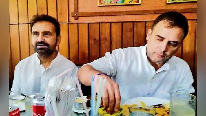 राहुल गांधी ने खाया मसाला डोसा और दिल्ली हुए रवाना,वाहन पर फूलों की वर्षा, नारों से गूंजता रहा बेली रोड
