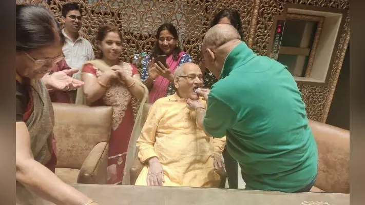 उत्तराखंड भ्रातृ संघ ने धौनी के माता-पिता के साथ उनके घर पर मनाया जन्मदिन