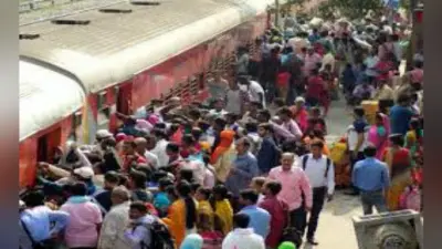 नवगछिया : ट्रेन पर चढ़ने के लिए होती है मारामारी