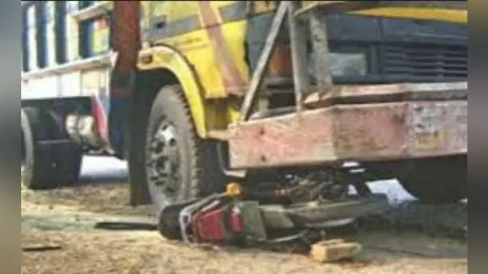ट्रक व बाइक की टक्कर में भाई की मौत, बहन घायल