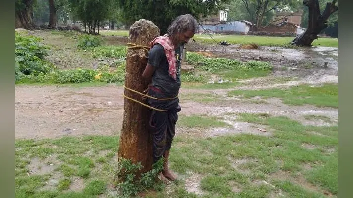 गुमला : लोगों पर हमला कर रहे अर्द्धविक्षिप्त को बारिश में कई घंटे पत्थर से बांधकर रखा