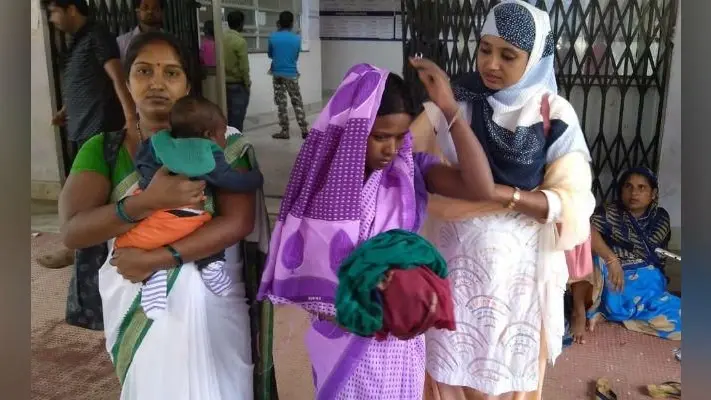 गुमला : अंधविश्वासी महिला दो माह के बेटे को गोद में लेकर बारिश में रातभर बैठी रही पीपल पेड़ के नीचे