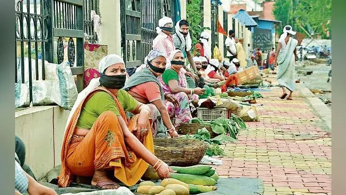 सिर पर कफन बांध और मुंह पर काली पट्टी बांधे फुटपाथ दुकानदारों ने लगायी दुकान, जानिए कारण