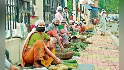 सिर पर कफन बांध और मुंह पर काली पट्टी बांधे फुटपाथ दुकानदारों ने लगायी दुकान, जानिए कारण