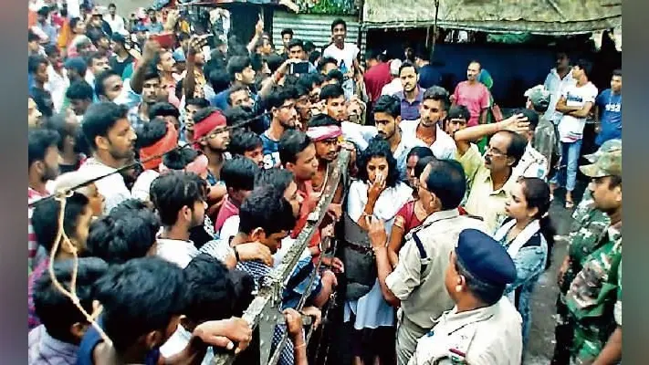 साहिबगंज : छात्रा से दुष्कर्म के विरोध में सड़क पर उतरे लोग, बंद रहा शहर, भीड़ ने आरोपी के घर पर किया पथराव