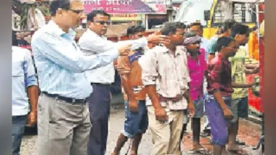 सड़क पर लगायी दुकानों को हटाया, वसूला जुर्माना