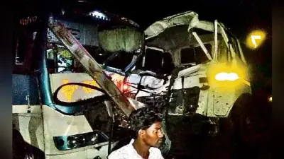 रांची से हजारीबाग जा रही बस की हाइवा से टक्कर, 15 घायल