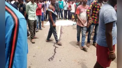 गुमला : बीच सड़क पर राजमिस्त्री को रोका, मार दी गोली, मौत, एनएच 43 जाम