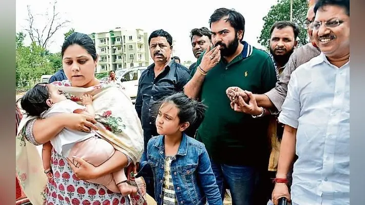 रांची : लालू से मिलने पहुंचे बेटी, दामाद और समधी, कहा- लालू जल्द परिवार के बीच होंगे