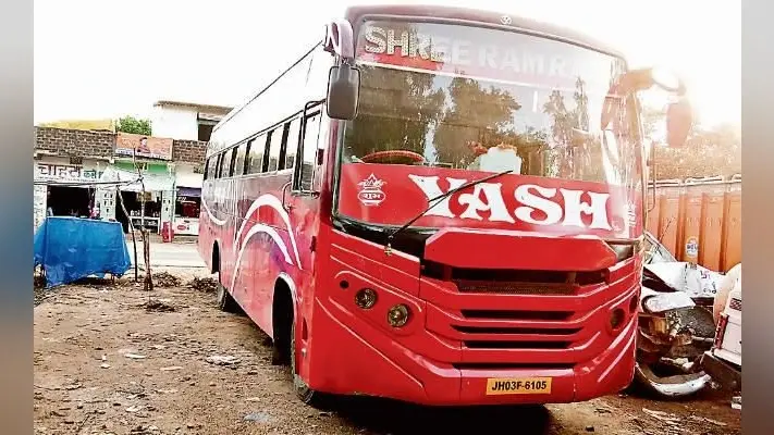 पलामू : करंट से छत पर बैठे एक मजदूर की मौत, खंभे से झूल रहे बिजली के तार की चपेट में आयी बस