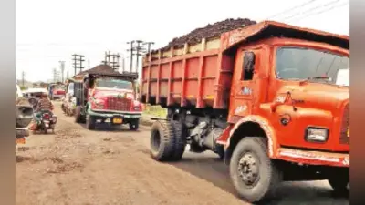 ट्रांसपोर्टिंग ठप कर रोड की मरम्मत के लिए विरोध प्रदर्शन