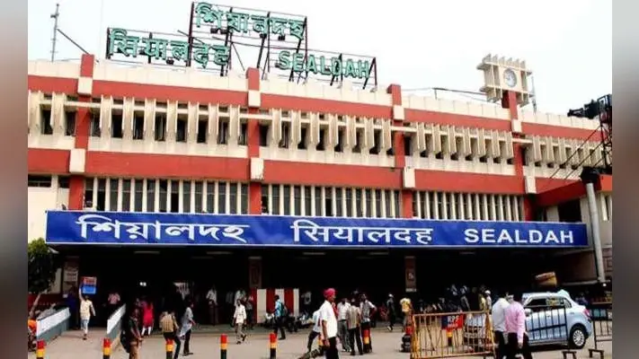 हॉकरों के चंगुल में हावड़ा व सियालदह स्टेशन का सब वे