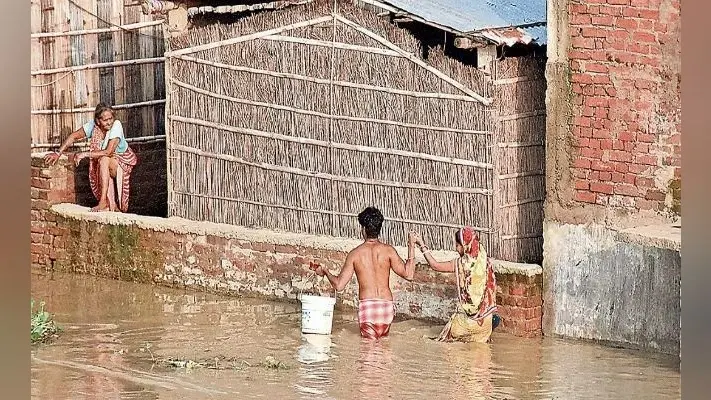 मुजफ्फरपुर : नेपाल से पानी छोड़े जानें के बाद अब आश्रम घाट व लकड़ीढ़ाही में भी घुसा बूढ़ी गंडक का पानी