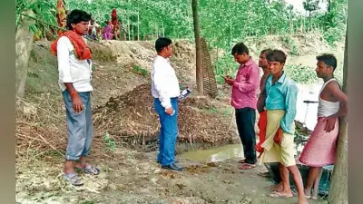 मुजफ्फरपुर : बाढ़ पीड़ितों को अब राहत पैकेट में चावल, आलू व चीनी, मोबाइल चार्ज कराने के लिए देने पड़ रहे 50 रुपये