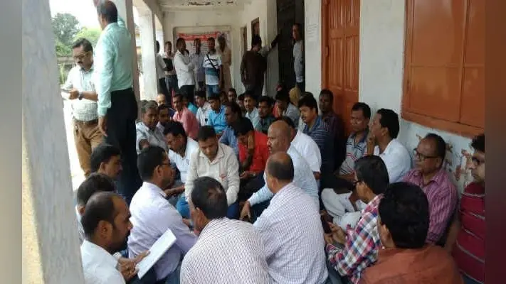 थप्पड़ मारने के विरोध में हड़ताल पर बैठे प्रखंड अंचलकर्मी, बीडीओ के हस्तक्षेप से सुलझा मामला, काम पर लौटे कर्मचारी