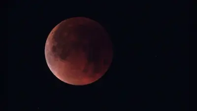 आधी रात के बाद दिखा चंद्रग्रहण, 149 सालों के बाद हुआ ये दुर्लभ संयोग