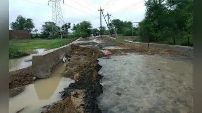 बह गयी चानन की मुख्य सड़क, सड़क बह जाने से आवाजाही में परेशानी