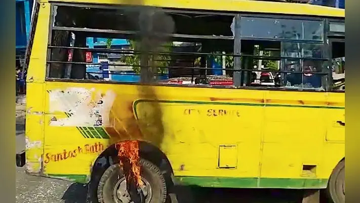 पटना : सिटी बस ने बाइक सवार दो युवकों को मारी टक्कर, उग्र लोगों ने लगायी आग